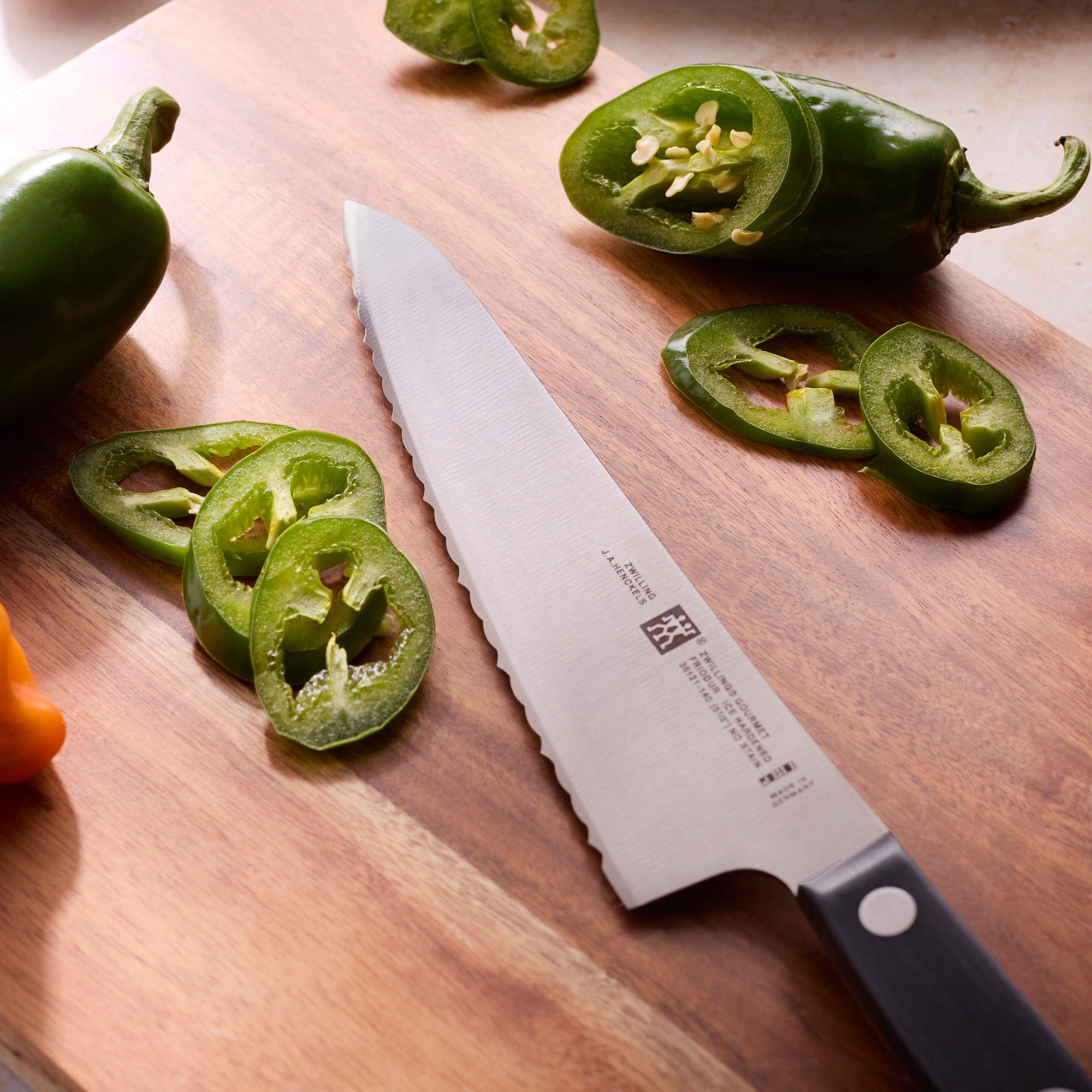 ZWILLING - Compact chef's knife with serrated edge | Gourmet | 14 cm