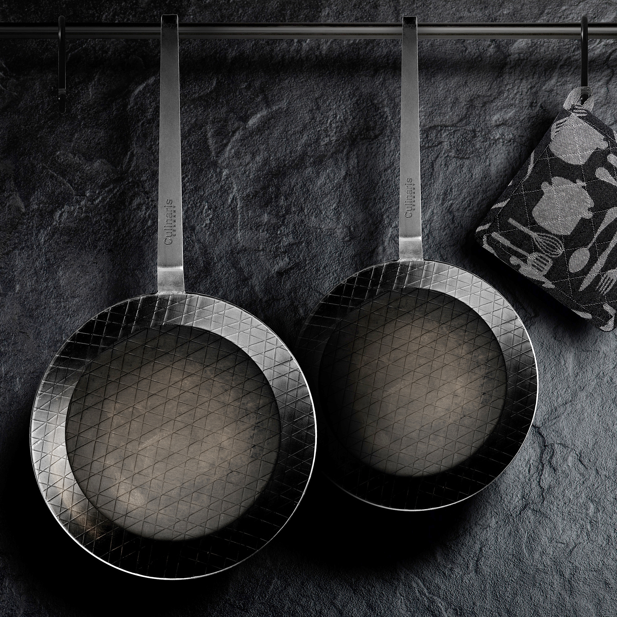 Zwei Culinaris Pfannen mit kreuzmuster auf schwarzem Untergr