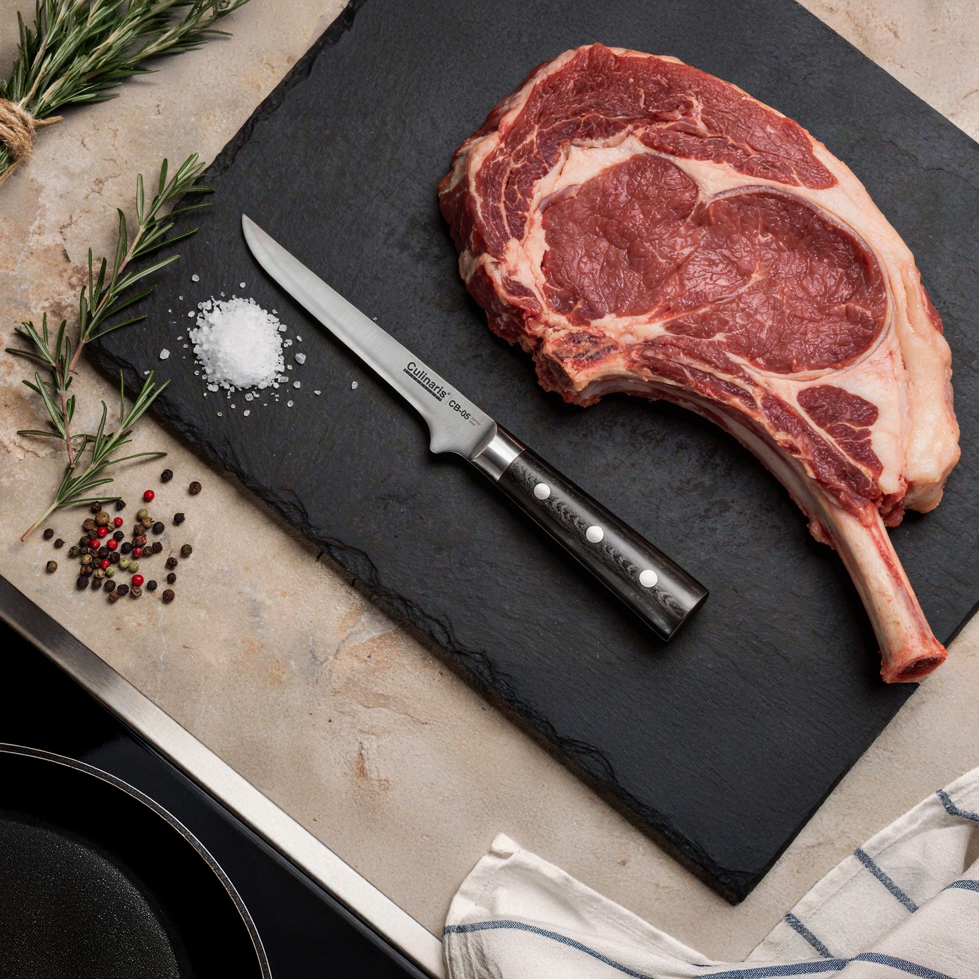 Culinaris Ausbeinmesser Black Serie 16 cm auf Schneidbrett