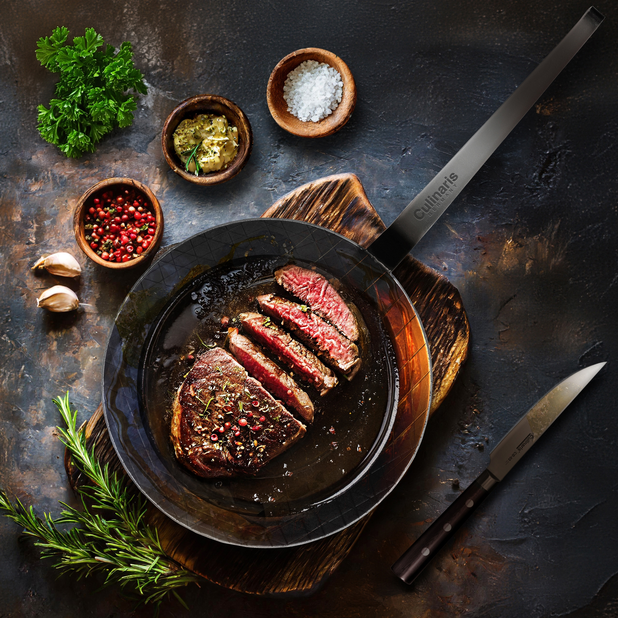 Medium gebratenes Steak in Pfanne mit Gewürzen und Kräutern
